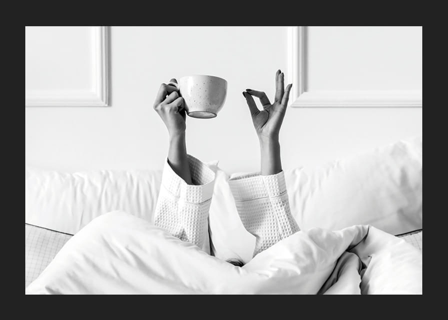 Svart-hvitt plakat med et fotografi som fanger et avslappet morgenøyeblikk-12