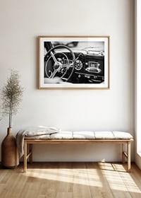 Svartvit poster med ett fotografi på instrumentbrädet i en klassisk bil-8