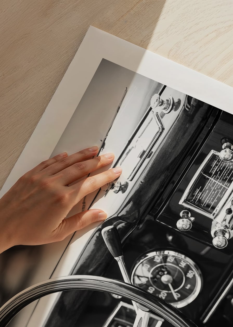Svartvit poster med ett fotografi på instrumentbrädet i en klassisk bil-12