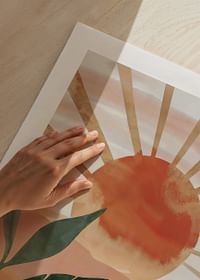 Poster met een aquarel van een zon boven een bergachtig landschap-5