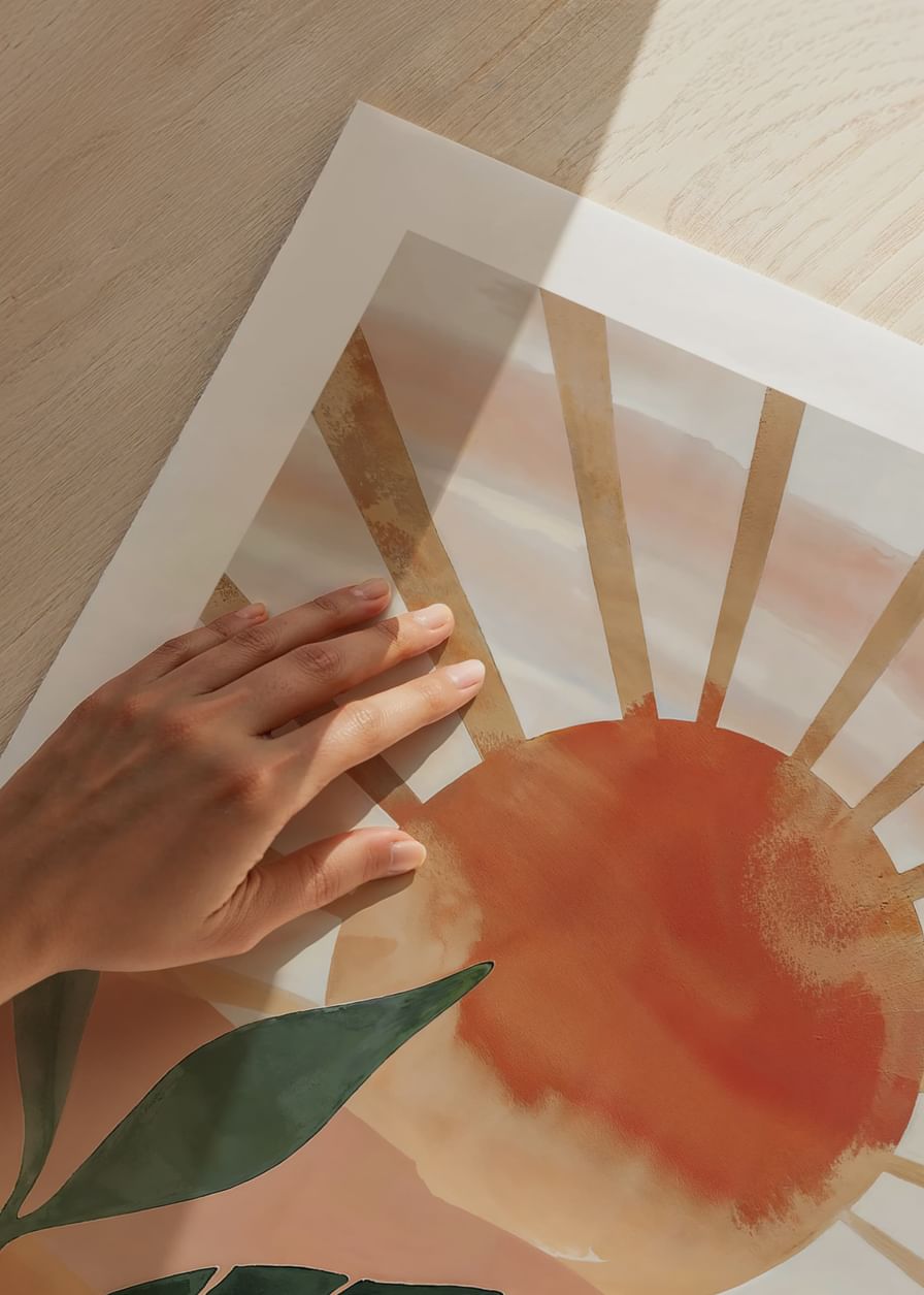 Poster met een aquarel van een zon boven een bergachtig landschap-12