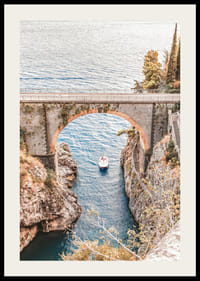 Affiche avec une photographie d'un bateau glissant lentement sous un vieux pont de pierre-2