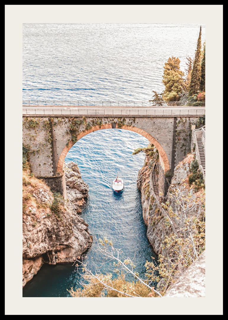 Affiche avec une photographie d'un bateau glissant lentement sous un vieux pont de pierre-12