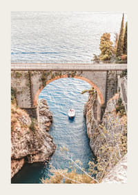 Affiche avec une photographie d'un bateau glissant lentement sous un vieux pont de pierre-3