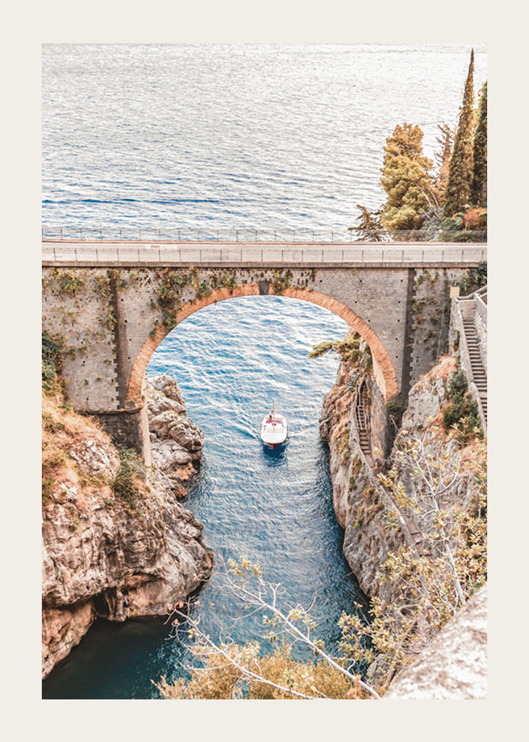 Affiche avec une photographie d'un bateau glissant lentement sous un vieux pont de pierre-12