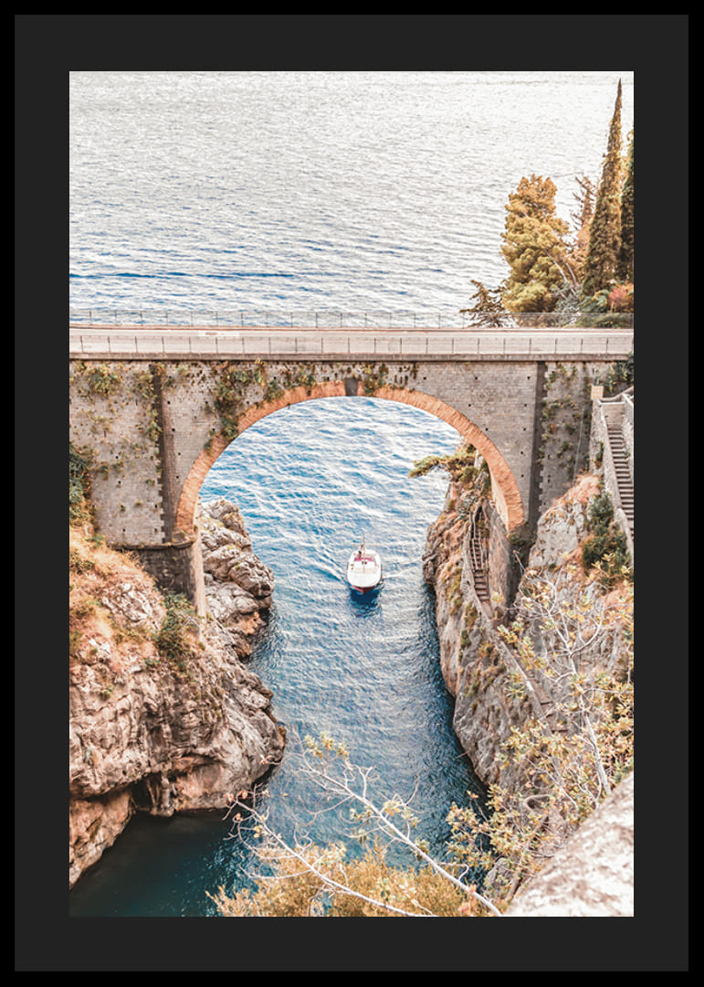 Affiche avec une photographie d'un bateau glissant lentement sous un vieux pont de pierre-12