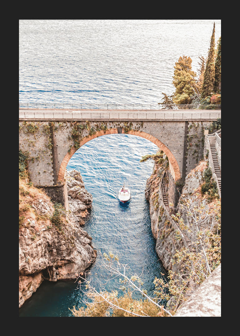 Affiche avec une photographie d'un bateau glissant lentement sous un vieux pont de pierre-12