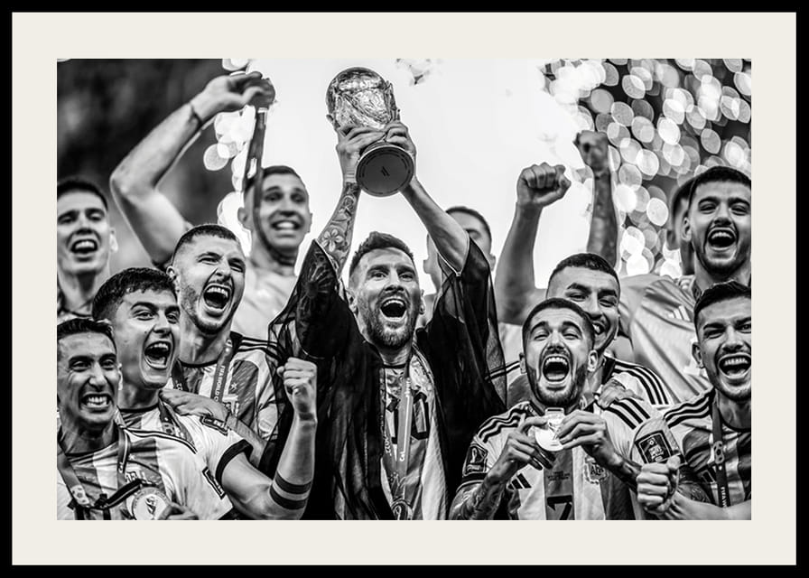 Lionel Messi firar med Argentina efter att ha vunnit fotbolls-VM i Qatar år 2022-12