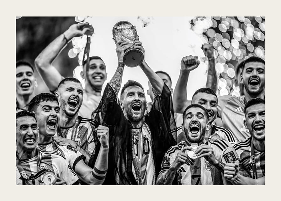 Lionel Messi firar med Argentina efter att ha vunnit fotbolls-VM i Qatar år 2022-12