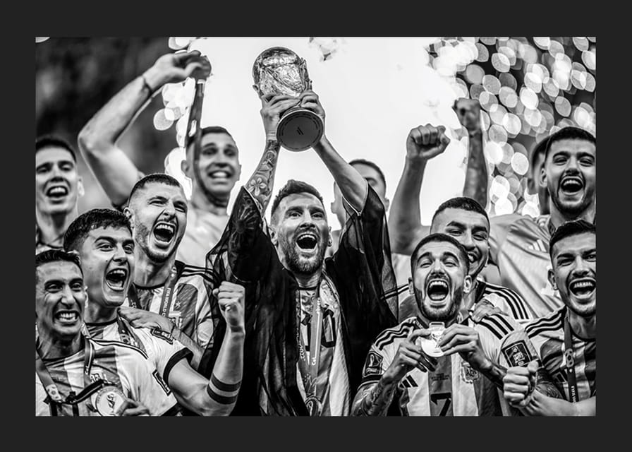 Lionel Messi firar med Argentina efter att ha vunnit fotbolls-VM i Qatar år 2022-12