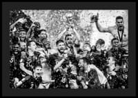 Ranskan jalkapallomaa juhlii voittoa Moskovan MM-kisoissa vuonna 2018-4