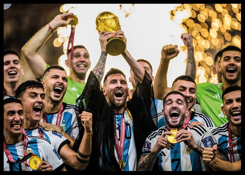Lionel Messi feiert mit Argentinien den Sieg bei der Weltmeisterschaft 2022 in Katar-12