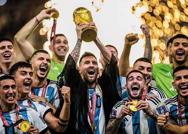 Lionel Messi oslavuje s Argentínou po víťazstve na MS 2022 v Katare-12