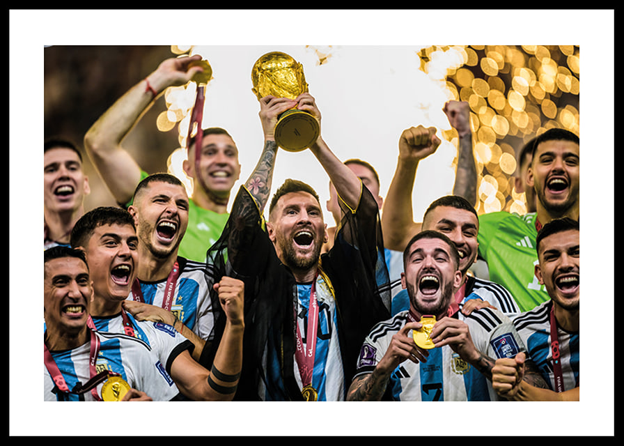 Lionel Messi feiert mit Argentinien den Sieg bei der Weltmeisterschaft 2022 in Katar-12