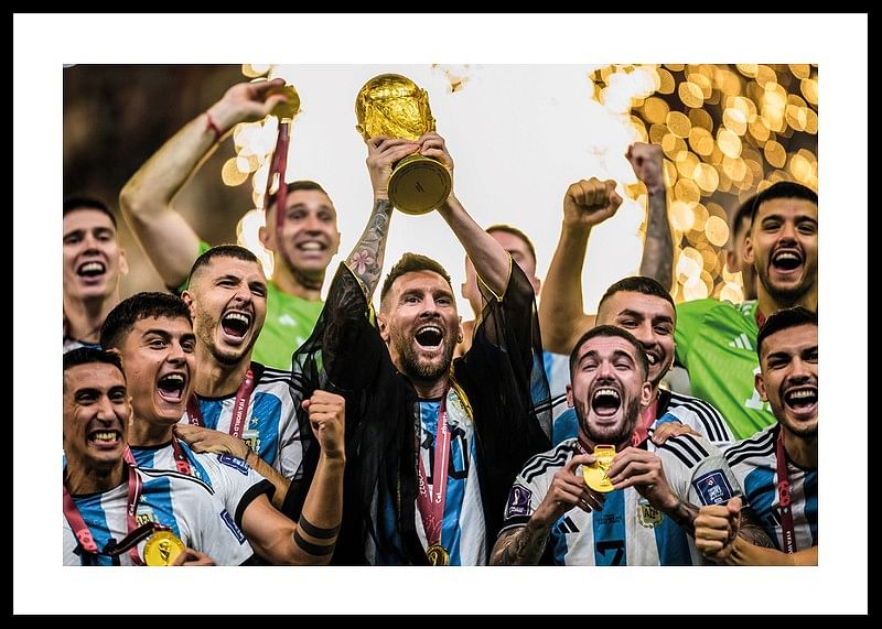 Lionel Messi oslavuje s Argentínou po víťazstve na MS 2022 v Katare-12
