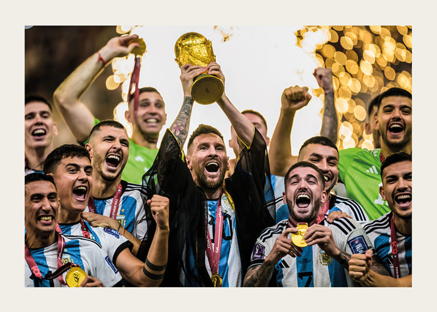 Lionel Messi feiert mit Argentinien den Sieg bei der Weltmeisterschaft 2022 in Katar-12