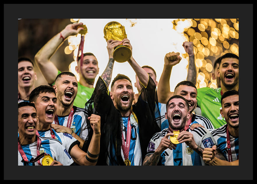 Lionel Messi feiert mit Argentinien den Sieg bei der Weltmeisterschaft 2022 in Katar-12