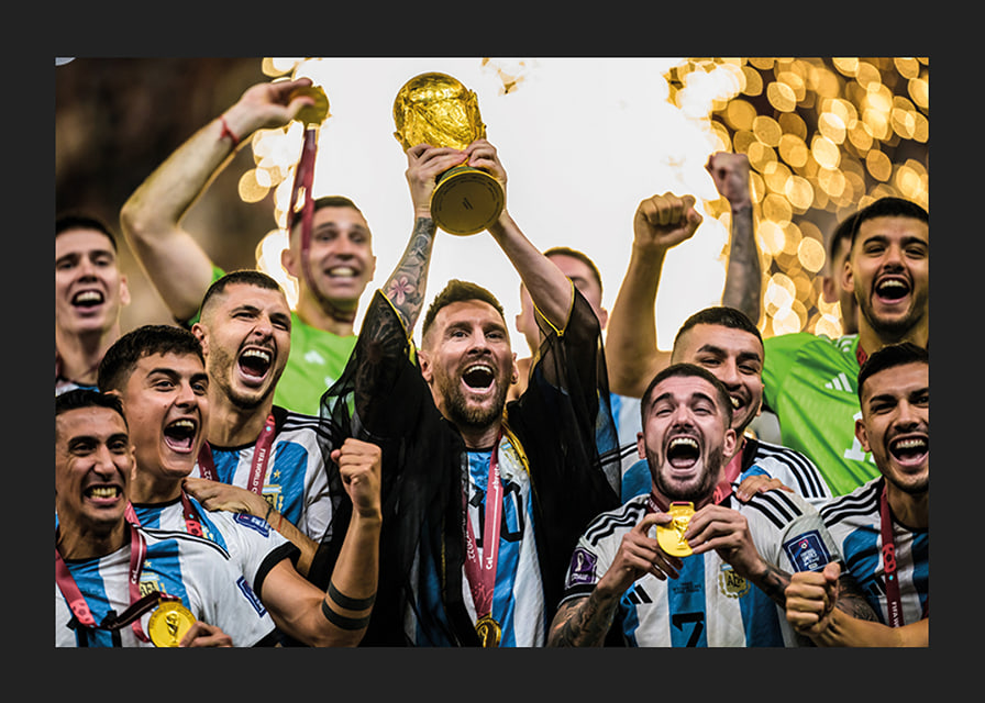Lionel Messi feiert mit Argentinien den Sieg bei der Weltmeisterschaft 2022 in Katar-12