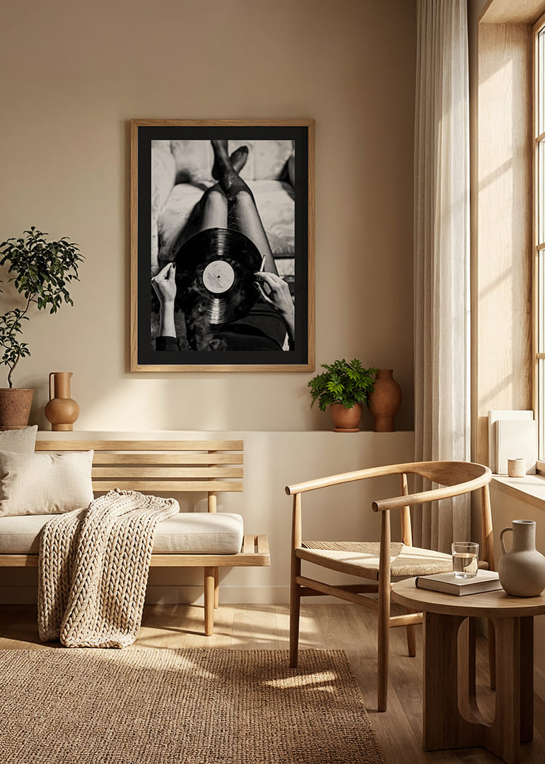 Affiche avec une photographie vintage en noir et blanc d'une femme tenant un disque vinyle-12