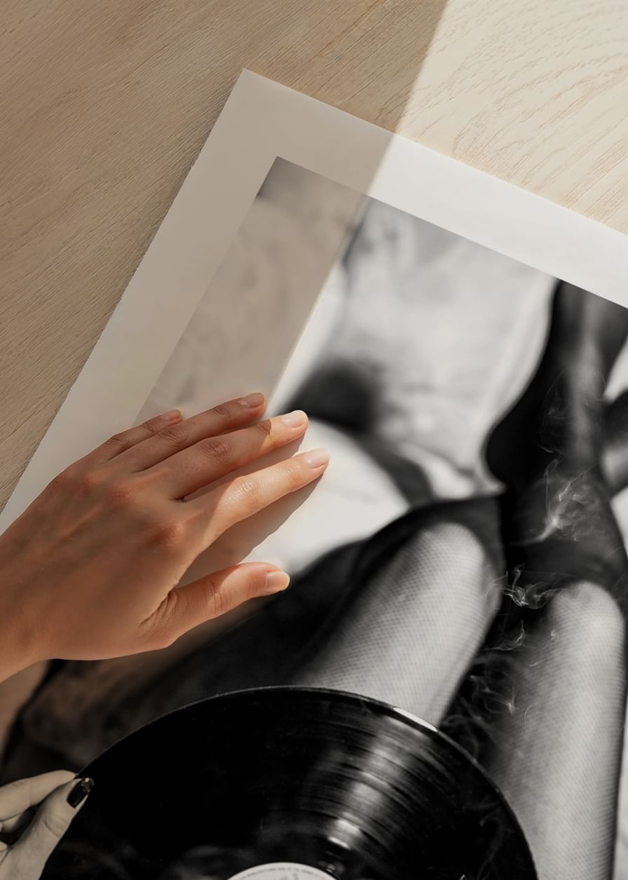 Poster cu o fotografie alb-negru de epocă a unei femei care ține un disc de vinil-12