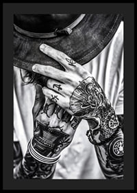 Poster della categoria fotografia artistica con una fotografia in bianco e nero di un uomo con le mani tatuate-0