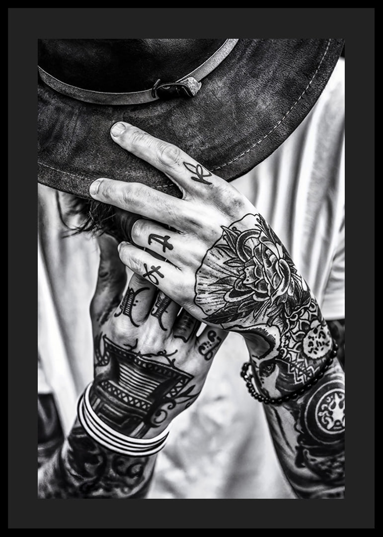 Poster della categoria fotografia artistica con una fotografia in bianco e nero di un uomo con le mani tatuate-12
