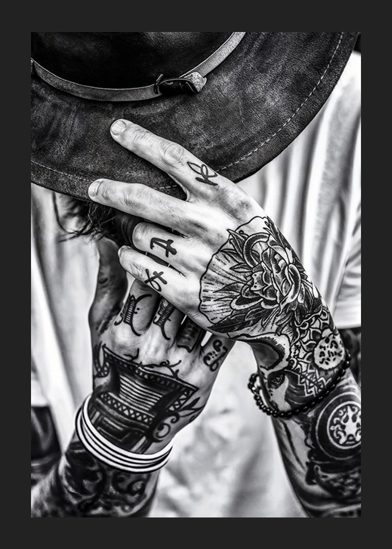 Poster della categoria fotografia artistica con una fotografia in bianco e nero di un uomo con le mani tatuate-12