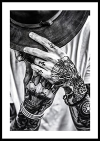Poster della categoria fotografia artistica con una fotografia in bianco e nero di un uomo con le mani tatuate-2