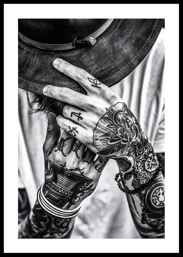 Poster della categoria fotografia artistica con una fotografia in bianco e nero di un uomo con le mani tatuate-12