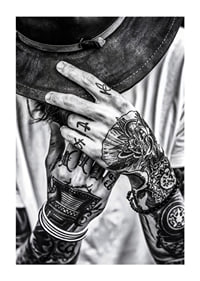 Poster della categoria fotografia artistica con una fotografia in bianco e nero di un uomo con le mani tatuate-3