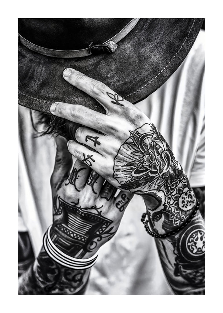 Poster della categoria fotografia artistica con una fotografia in bianco e nero di un uomo con le mani tatuate-12