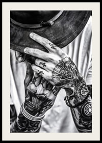 Poster della categoria fotografia artistica con una fotografia in bianco e nero di un uomo con le mani tatuate-4