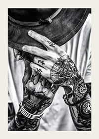 Poster della categoria fotografia artistica con una fotografia in bianco e nero di un uomo con le mani tatuate-5