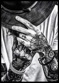 Poster della categoria fotografia artistica con una fotografia in bianco e nero di un uomo con le mani tatuate-6