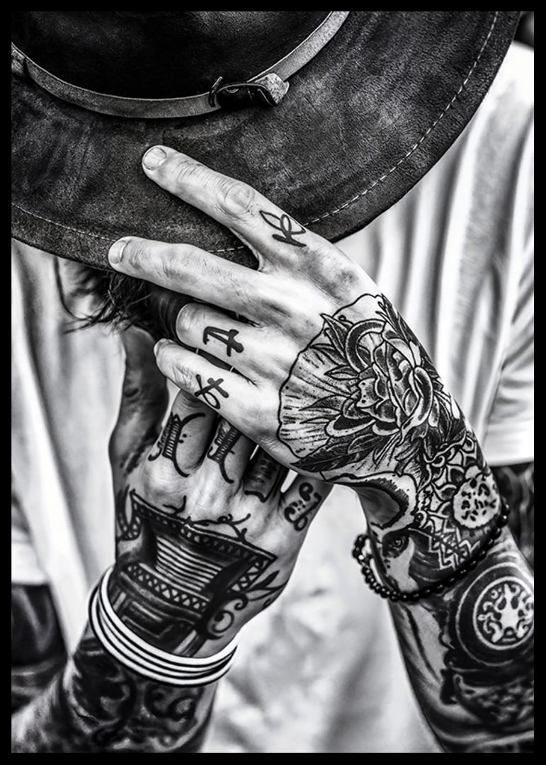 Poster della categoria fotografia artistica con una fotografia in bianco e nero di un uomo con le mani tatuate-12