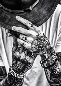 Poster della categoria fotografia artistica con una fotografia in bianco e nero di un uomo con le mani tatuate-7