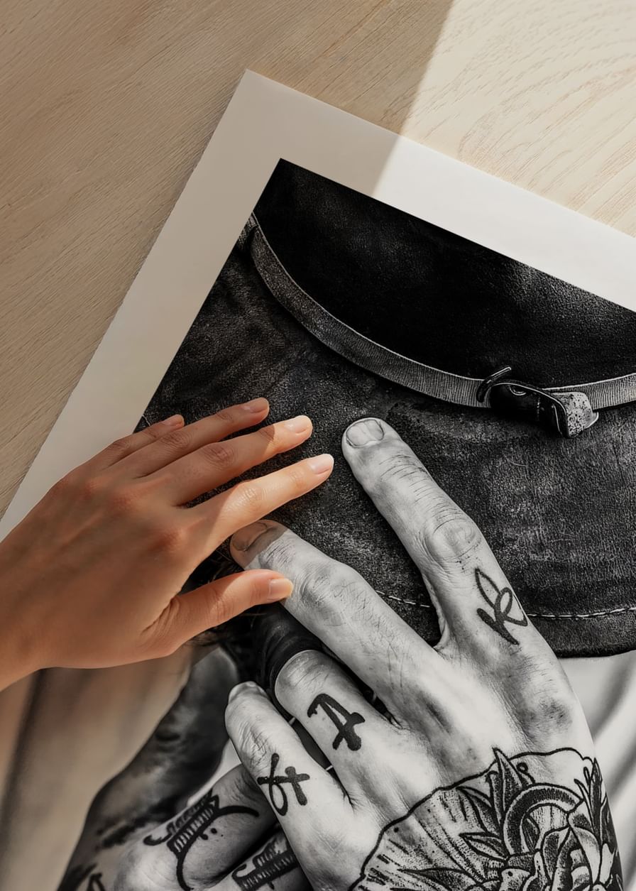 Poster din categoria artă foto cu o fotografie alb-negru a unui bărbat cu mâinile tatuate-12