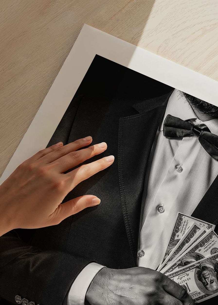 Afiș cu fotografia unui bărbat în costum care ține bancnote-12