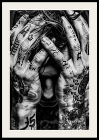 Melnbalts plakāts ar vīrieša fotogrāfiju, kura seja ir paslēpta tetovētajās rokās-4