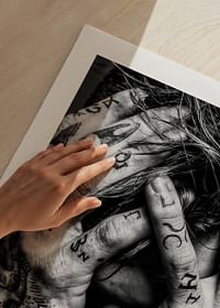 Afiș alb-negru cu fotografia unui bărbat cu fața ascunsă în mâinile tatuate-5