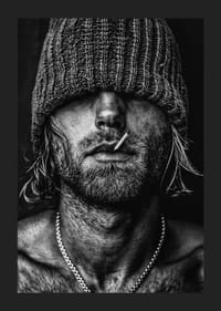 Čiernobiely plagát s fotografiou muža so stiahnutou šiltovkou cez oči-1