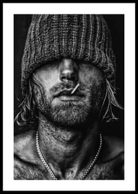 Čiernobiely plagát s fotografiou muža so stiahnutou šiltovkou cez oči-2