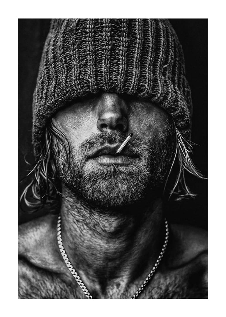 Čiernobiely plagát s fotografiou muža so stiahnutou šiltovkou cez oči-12