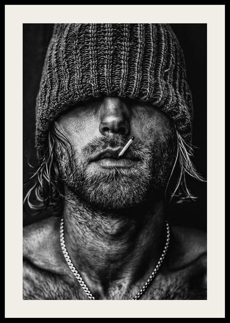 Čiernobiely plagát s fotografiou muža so stiahnutou šiltovkou cez oči-12