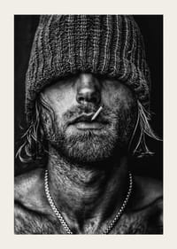 Čiernobiely plagát s fotografiou muža so stiahnutou šiltovkou cez oči-5