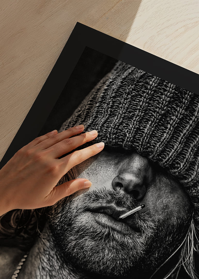 Čiernobiely plagát s fotografiou muža so stiahnutou šiltovkou cez oči-12