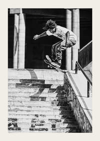 Zwart-wit poster met een foto van een skateboarder die van een trap springt-3