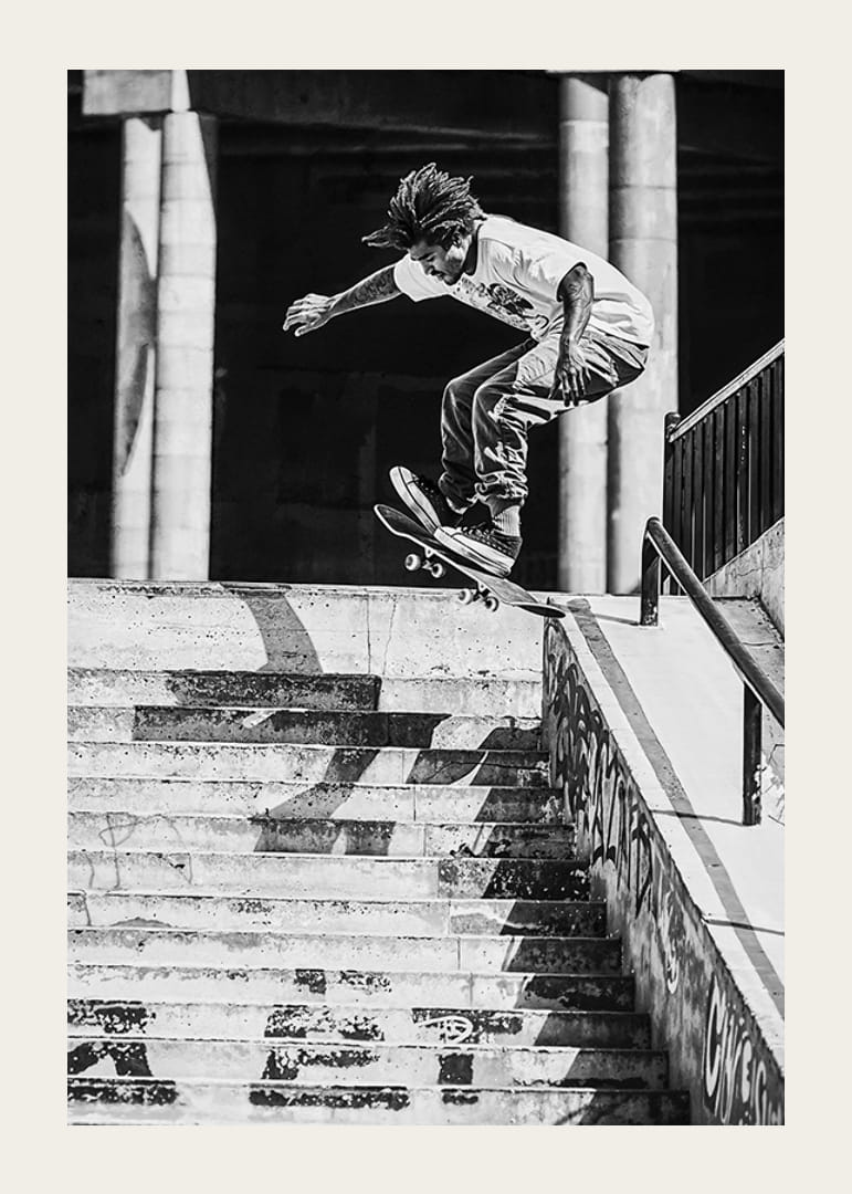 Zwart-wit poster met een foto van een skateboarder die van een trap springt-12