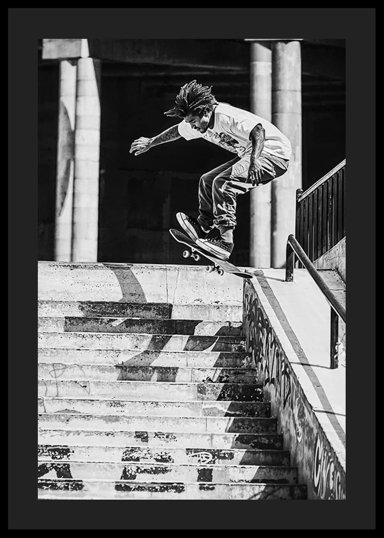 Zwart-wit poster met een foto van een skateboarder die van een trap springt-12