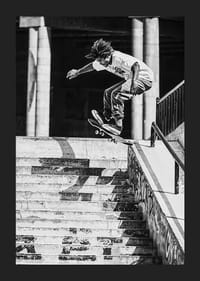 Zwart-wit poster met een foto van een skateboarder die van een trap springt-5